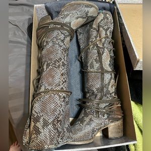 Blue multi snake coal